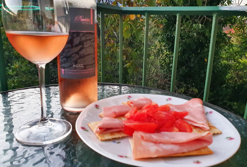 Rosé na balkončiću #6: hvarski rosé Pavičić, prvo izdanje – a već na dobrom putu!