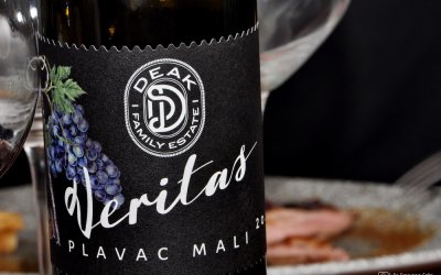 Deakov Plavac mali Veritas 2020. jedno je od najboljih crnih vina koja smo probali u posljednje vrijeme!