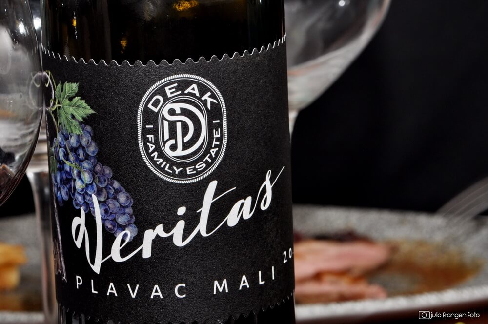 Deakov Plavac mali Veritas 2020. jedno je od najboljih crnih vina koja smo probali u posljednje vrijeme!