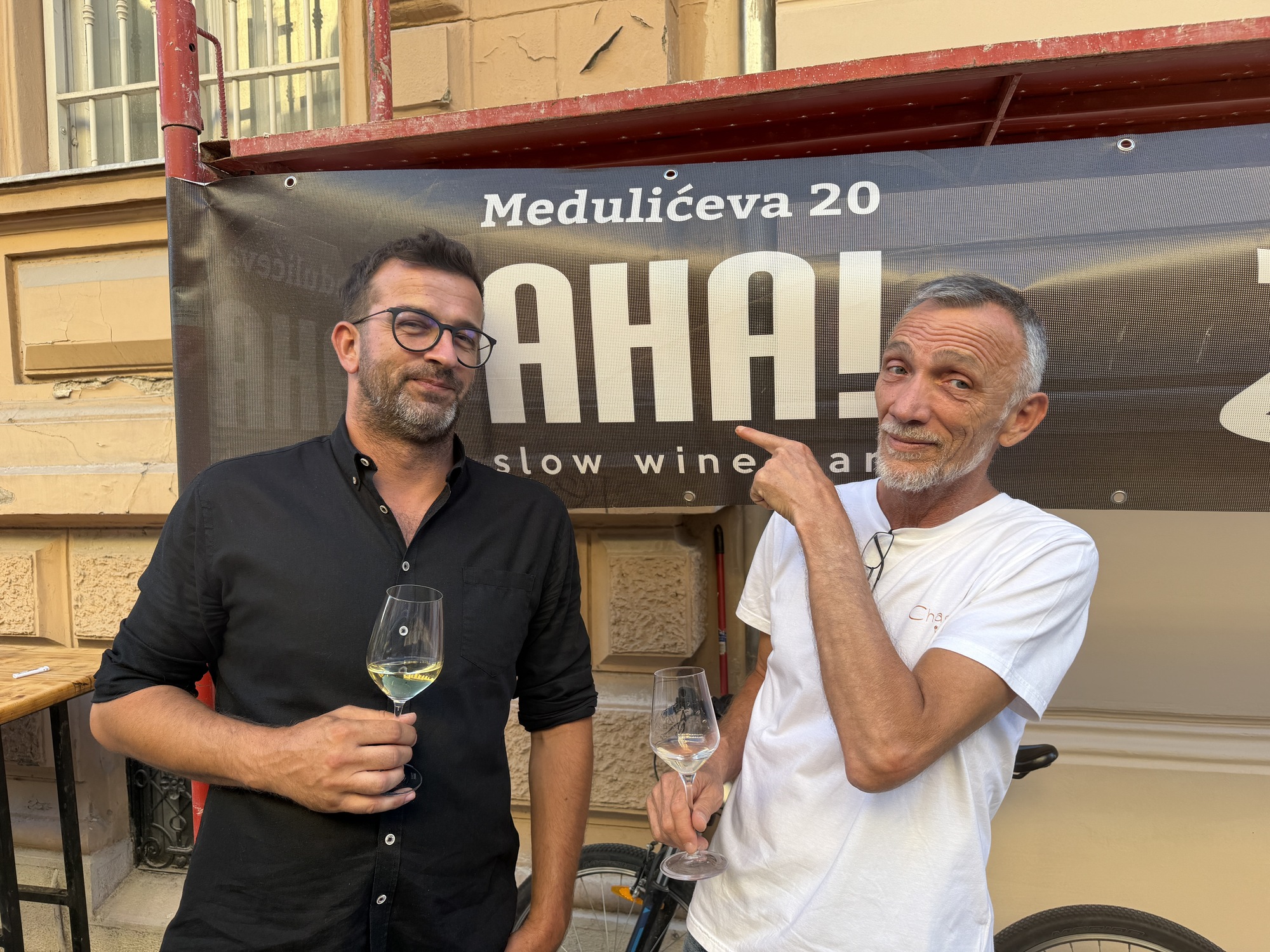 AHA & CHAGER – ljubav na prvi ugriz!